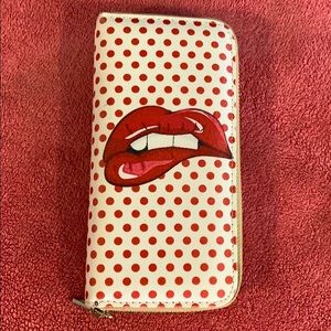Fun lip wallet- host pick 🥰🥰🥰